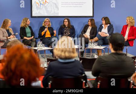 16. Januar 2023, Berlin: Kathrin Werner (l-r), Leiterin des Frauenmagazins Plan W der Süddeutschen Zeitung, Sabine Schicketanz, Chefredakteurin der Potsdamer Neuen Nachrichten, Eva Quadbeck, Chefredakteurin von Rednetzwerk Deutschland, Julia Mateus, Chefredakteurin der Titanic, Eva Quadbeck beim Bundesministerium für Frauen, Bundesministerin Deligöz Monika Pilath, Mitglied des Redaktionsrats bei Zeit Online, und Edith Heitkämper, Vorsitzende des Vorstands von ProQuote Medien, nehmen an einer Podiumsdiskussion bei der Präsentation der Studie durch die Teil Stockfoto