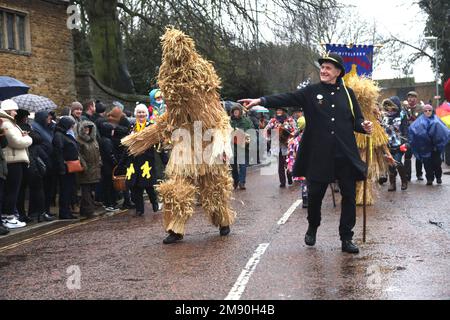 Whittlesey, Großbritannien. 14. Januar 2023. Das Whittlesea Straw Bear Festival feiert den alten Fenland-Pflug, in dem Strohbären jeden Januar in der Stadt herumlaufen. Die Prozession, angeführt vom Strohbären, hat über 250 Tänzer, Musiker und Künstler. Sie führen traditionelle Molly-, Morris-, Clog- und Schwerttänze auf und machen eine willkommene Rückkehr, nachdem COVID-19 die jüngsten Festivals gestört hat, wobei 2020 das letzte Mal war, dass es stattfand. Whittlesea Straw Bear Festival, Whittlesey, Cambridgeshire, Vereinigtes Königreich, am 14. Januar, 2023. Guthaben: Paul Marriott/Alamy Live News Stockfoto