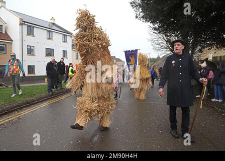 Whittlesey, Großbritannien. 14. Januar 2023. Das Whittlesea Straw Bear Festival feiert den alten Fenland-Pflug, in dem Strohbären jeden Januar in der Stadt herumlaufen. Die Prozession, angeführt vom Strohbären, hat über 250 Tänzer, Musiker und Künstler. Sie führen traditionelle Molly-, Morris-, Clog- und Schwerttänze auf und machen eine willkommene Rückkehr, nachdem COVID-19 die jüngsten Festivals gestört hat, wobei 2020 das letzte Mal war, dass es stattfand. Whittlesea Straw Bear Festival, Whittlesey, Cambridgeshire, Vereinigtes Königreich, am 14. Januar, 2023. Guthaben: Paul Marriott/Alamy Live News Stockfoto