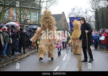 Whittlesey, Großbritannien. 14. Januar 2023. Das Whittlesea Straw Bear Festival feiert den alten Fenland-Pflug, in dem Strohbären jeden Januar in der Stadt herumlaufen. Die Prozession, angeführt vom Strohbären, hat über 250 Tänzer, Musiker und Künstler. Sie führen traditionelle Molly-, Morris-, Clog- und Schwerttänze auf und machen eine willkommene Rückkehr, nachdem COVID-19 die jüngsten Festivals gestört hat, wobei 2020 das letzte Mal war, dass es stattfand. Whittlesea Straw Bear Festival, Whittlesey, Cambridgeshire, Vereinigtes Königreich, am 14. Januar, 2023. Guthaben: Paul Marriott/Alamy Live News Stockfoto