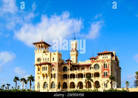 Der Montaza-Palast, umgeben von Palmen an einem sonnigen Tag in Alexandria, Ägypten Stockfoto