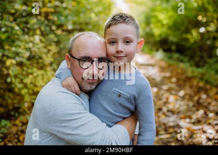 Porträt eines Vaters mit seinem Sohn im Wald. Stockfoto