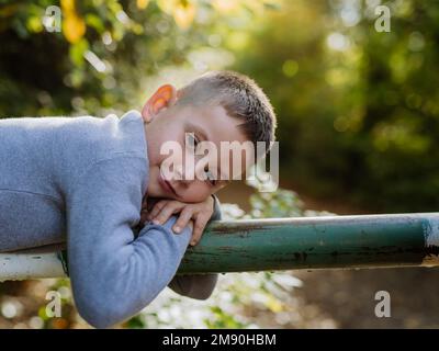 Porträt eines glücklichen Jungen im Wald. Stockfoto