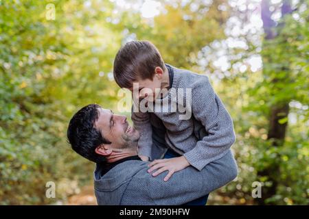 Vater hat Spaß mit seinem Sohn im Wald. Stockfoto