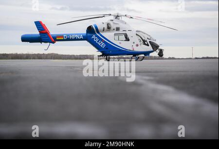 Hannover, Deutschland. 16. Januar 2023. Am Flughafen Hannover steht ein MD 902 Explorer Police Helikopter der niedersächsischen Polizei Helikopter-Staffel. Führungswechsel in der niedersächsischen Polizei-Hubschrauberstaffel: Zum ersten Mal in ihrer 50-jährigen Geschichte wird die Staffel von einer Frau angeführt. Kredit: Julian Stratenschulte/dpa/Alamy Live News Stockfoto