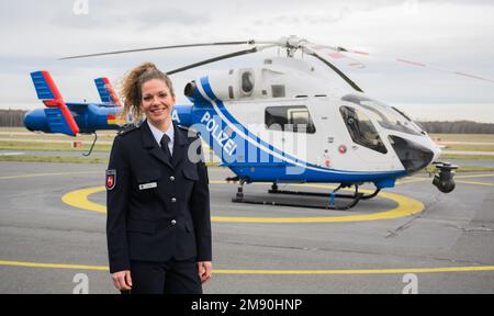 Hannover, Deutschland. 16. Januar 2023. Natalie Preiß, die neue Leiterin der Niedersächsischen Polizei-Helikopter-Staffel, steht vor einem MD 902 Explorer Police Helikopter am Flughafen Hannover. Führungswechsel bei der Niedersächsischen Polizei Helikopter-Staffel: Zum ersten Mal in ihrer 50-jährigen Geschichte wird die Staffel von einer Frau angeführt. Kredit: Julian Stratenschulte/dpa/Alamy Live News Stockfoto