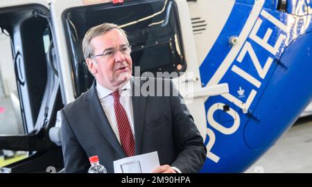 Hannover, Deutschland. 16. Januar 2023. Boris Pistorius (SPD), Innenminister Niedersachsens, spricht auf einer Veranstaltung des niedersächsischen Polizei-Hubschraubergeschwaders am Flughafen Hannover. Führungswechsel bei der Niedersächsischen Polizei Helikopter-Staffel: Zum ersten Mal in ihrer 50-jährigen Geschichte wird die Staffel von einer Frau angeführt. Kredit: Julian Stratenschulte/dpa/Alamy Live News Stockfoto