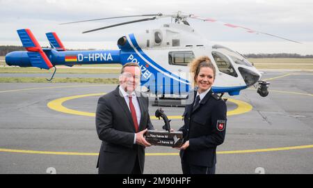 Hannover, Deutschland. 16. Januar 2023. Boris Pistorius (SPD), Innenminister Niedersachsens, steht neben Natalie Preiß, der neuen Leiterin der Niedersachsen-Polizei-Helikopterstaffel, vor einem MD 902 Explorer Police Helikopter am Flughafen Hannover. Führungswechsel bei der Niedersächsischen Polizei Helikopter-Staffel: Zum ersten Mal in ihrer 50-jährigen Geschichte wird die Staffel von einer Frau angeführt. Kredit: Julian Stratenschulte/dpa/Alamy Live News Stockfoto