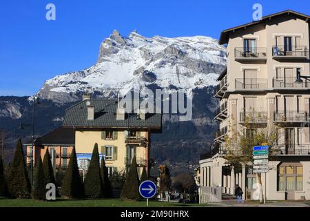 Centre-ville de Saint-Gervais-les-Bains. Haute-Savoie. Auvergne-Rhône-Alpes. Frankreich. Europa. / Downtown Saint-Gervais-les-Bains.. Haute-Savoie. Auverg Stockfoto