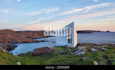 Blick auf ein Studio für moderne Kunst an einer grünen Küste auf Fogo Island, Kanada Stockfoto