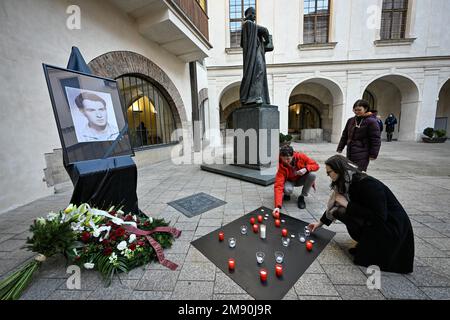 Prag, Tschechische Republik. 16. Januar 2023. Am 16. Januar 2023 fand im Karolinum-Hof in Prag ein Frömmigkeitstreffen zum Gedenken an Jan Palach statt, einen Studenten, der sich selbst in Prag zum Protest gegen die sowjetisch geführte Invasion der Tschechoslowakei verbrannt hat. Kredit: VIT Simanek/CTK Photo/Alamy Live News Stockfoto