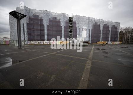 Mainz, Deutschland. 16. Januar 2023. Es gibt Gerüste auf dem Rathaus. Dieses wird derzeit renoviert. (An dpa 'Mainzer Rathaus demontiert und gelagert') Kredit: Sebastian Christoph Gollnow/dpa/Alamy Live News Stockfoto