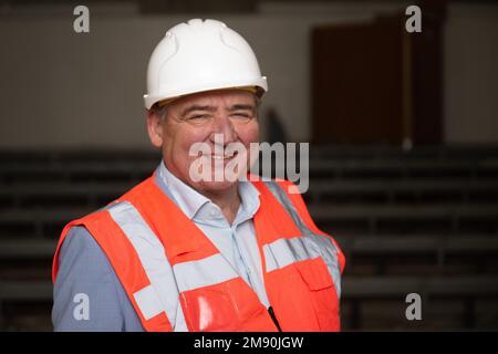 Mainz, Deutschland. 16. Januar 2023. Günter Beck (Bündnis 90/die Grünen), Mayor of Mainz und Leiter der Abteilung Finanzen, Investitionen und Sport, steht während einer Führung durch die Baustelle des Rathauses in der Vorlesungshalle. Das Rathaus wird derzeit renoviert. (An dpa 'Mainzer Rathaus demontiert und gelagert') Kredit: Sebastian Christoph Gollnow/dpa/Alamy Live News Stockfoto