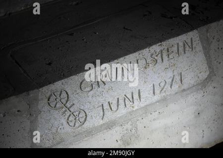 Mainz, Deutschland. 16. Januar 2023. Ein Mitarbeiter beleuchtet den Eckpfeiler des Rathauses bei einer Begehung des Standorts. Das Rathaus wird derzeit renoviert. (An dpa 'Mainzer Rathaus demontiert und eingelagert') Kredit: Sebastian Christoph Gollnow/dpa/Alamy Live News Stockfoto