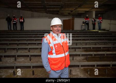 Mainz, Deutschland. 16. Januar 2023. Günter Beck (Bündnis 90/die Grünen), Mayor of Mainz und Leiter der Abteilung Finanzen, Investitionen und Sport, steht während einer Führung durch die Baustelle des Rathauses in der Vorlesungshalle. Das Rathaus wird derzeit renoviert. (An dpa 'Mainzer Rathaus demontiert und gelagert') Kredit: Sebastian Christoph Gollnow/dpa/Alamy Live News Stockfoto
