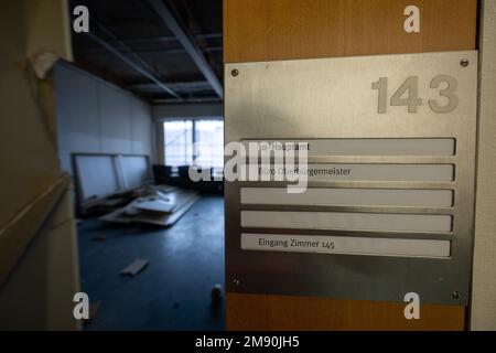Mainz, Deutschland. 16. Januar 2023. Ein Schild weist auf einen Raum hin, in dem ein Mitarbeiter des Bürgermeisters während einer Besichtigung der Baustelle des Rathauses gearbeitet hat. Das Rathaus wird derzeit renoviert. (An dpa 'Mainzer Rathaus demontiert und eingelagert') Kredit: Sebastian Christoph Gollnow/dpa/Alamy Live News Stockfoto
