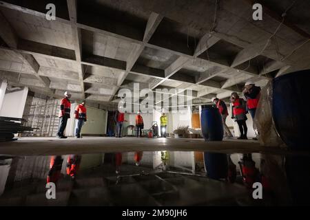 Mainz, Deutschland. 16. Januar 2023. Journalisten und Mitarbeiter stehen auf der ersten Etage während einer Besichtigung der Baustelle des Rathauses. Das Rathaus wird derzeit renoviert. (An dpa 'Mainzer Rathaus demontiert und eingelagert') Kredit: Sebastian Christoph Gollnow/dpa/Alamy Live News Stockfoto