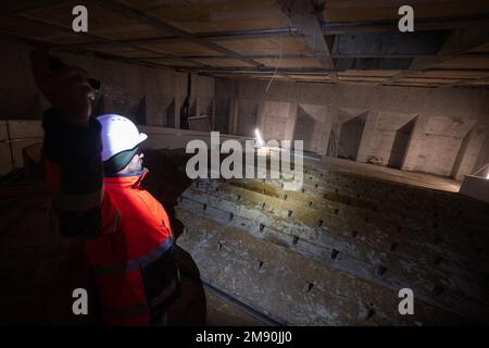 Mainz, Deutschland. 16. Januar 2023. Ein Mann beleuchtet das Auditorium während einer Besichtigung der Baustelle des Rathauses. Das Rathaus wird derzeit renoviert. (An dpa 'Mainzer Rathaus demontiert und eingelagert') Kredit: Sebastian Christoph Gollnow/dpa/Alamy Live News Stockfoto