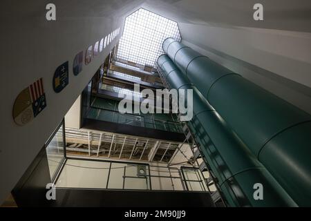 Mainz, Deutschland. 16. Januar 2023. Planen und ein Aufzug auf der Baustelle sind im Foyer während einer Besichtigung der Baustelle des Rathauses zu sehen. Das Rathaus wird derzeit renoviert. (An dpa 'Mainzer Rathaus demontiert und eingelagert') Kredit: Sebastian Christoph Gollnow/dpa/Alamy Live News Stockfoto