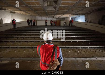 Mainz, Deutschland. 16. Januar 2023. Günter Beck (Bündnis 90/die Grünen), Mayor of Mainz und Leiter der Abteilung Finanzen, Investitionen und Sport, steht während einer Führung durch die Baustelle des Rathauses in der Vorlesungshalle. Das Rathaus wird derzeit renoviert. (An dpa 'Mainzer Rathaus demontiert und gelagert') Kredit: Sebastian Christoph Gollnow/dpa/Alamy Live News Stockfoto