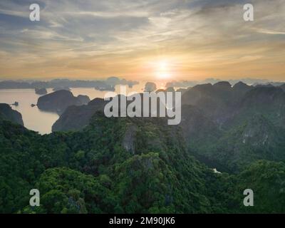 Atemberaubender Sonnenuntergang von Halong Bay, Bai TU Long Bay in Vietnam Stockfoto