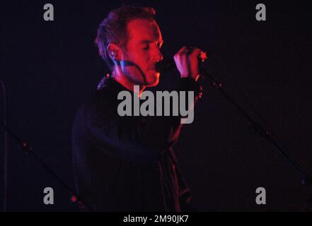 MASSIVE ATTACK, BARCELONA CONCERT, 2004: Robert Del Naja (auch bekannt als 3D) von massive Attack beim Sonar Festival in Barcelona, Katalonien, Spanien, Juni 2004. Foto: Rob Watkins. INFO: Massive Attack, ein britisches Trip-Hop-Kollektiv, das 1988 in Bristol gegründet wurde, definierte elektronische Musik mit ihren atmosphärischen Soundlandschaften und sozial bewussten Texten neu. Ihr Genre-trotzender Stil war ein weltweiter Einfluss auf die Musikszene. Stockfoto