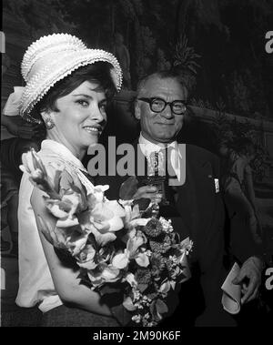 Dossierfoto vom 30. Oktober 05/63 von Gina Lollobrigida mit Sir Laurence Olivier, der den Olimpo-Preis trägt, den er soeben vom (damaligen) Botschafter Signor Pitro Quaroni in der italienischen Botschaft in London erhalten hat. Stockfoto