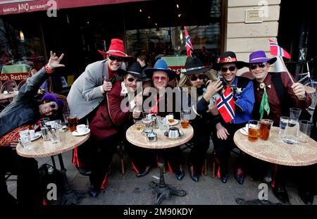 Daily Life, Eurovision Song Contest, Helsinki, Finnland. Norwegische Fans auf einer Außenterrasse zu einem Restaurant. Stockfoto