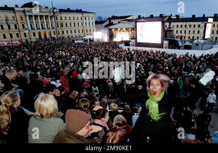 Daily Life, Eurovision Song Contest, Helsinki, Finnland. Leute am Senatsplatz. Stockfoto