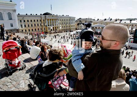 Daily Life, Eurovision Song Contest, Helsinki, Finnland. Leute am Senatsplatz. Stockfoto