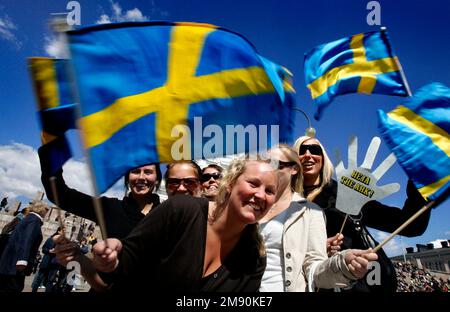 Daily Life, Eurovision Song Contest, Helsinki, Finnland. Schwedische Fans mit schwedischen Flaggen am Senatsplatz. Stockfoto