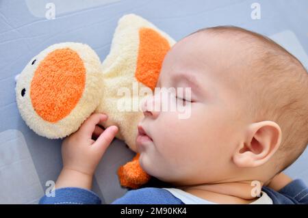 Freigesetzte Aufnahme eines süßen Jungen, der ein Nickerchen macht Stockfoto