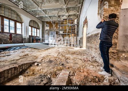 16. Januar 2023, Hessen, Frankfurt/Main: Ein Journalist (r) macht ein Foto des umgebauten Raums während einer Führung durch den zukünftigen Sicherheitsraum 146 im Frankfurter Justizzentrum. Die Fortschritte beim Bau wurden auf einer Pressereise zusammen mit dem hessischen Finanzminister Boddenberg (CDU) und dem Justizminister Poseck (CDU) erläutert. Foto: Frank Rumpenhorst/dpa/Frank Rumpenhorst/dpa Stockfoto