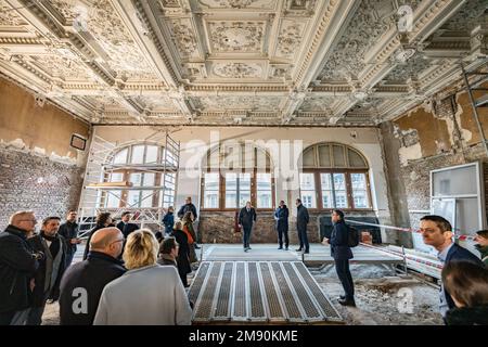 16. Januar 2023, Hessen, Frankfurt/Main: Der künftige Sicherheitsgerichtshof 146 im Frankfurter Justizzentrum befindet sich mitten im Wiederaufbau. Auf einer Pressetour zusammen mit dem hessischen Finanzminister Boddenberg (CDU) und dem Justizminister Poseck (CDU) wurden die Baufortschritte erläutert. Foto: Frank Rumpenhorst/dpa Stockfoto