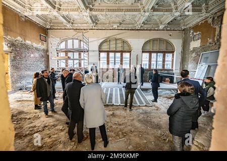 16. Januar 2023, Hessen, Frankfurt/Main: Der künftige Sicherheitsgerichtshof 146 im Frankfurter Justizzentrum befindet sich mitten im Wiederaufbau. Auf einer Pressetour zusammen mit dem hessischen Finanzminister Boddenberg (CDU) und dem Justizminister Poseck (CDU) wurden die Baufortschritte erläutert. Foto: Frank Rumpenhorst/dpa/Frank Rumpenhorst/dpa Stockfoto