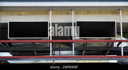 Industrielle Luftleitung Lüftungsanlagen und Rohrleitungssystemen für industrielle Gebäude Decke installiert. Stockfoto