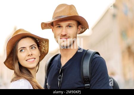 Glückliches Porträt eines glücklichen jungen Paares. Ein Paar, das sich liebt, lächelt und träumt. Valentinstag. Um die Welt reisen. Ein Paar küssen Stockfoto