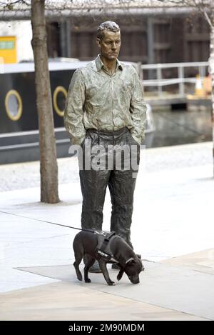 London, England, Großbritannien. „Standing man“ – einer von zwei „Two-Figuren“ (Walking man und Standing man) von Sean Henry (2003) in Paddington Central Stockfoto