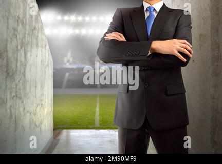 Zugeschnittenes Bild eines jungen Fußballmanagers im Arena-Tunnel Stockfoto