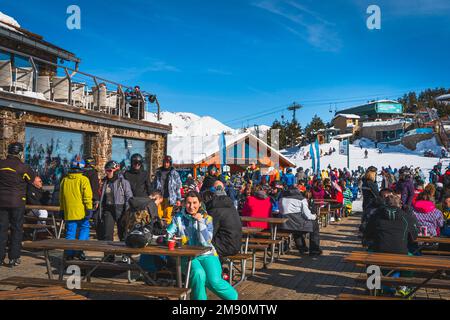 El Tarter, Andorra, Januar 2020 Bars und Restaurants auf der Skipiste, Leute entspannen und genießen Winterurlaub Stockfoto