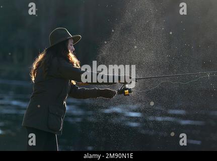 Nach einer Eröffnungszeremonie am Eröffnungstag der Lachsfischerei auf dem Fluss Tay an der Kincalven Bridge bei Meikleour, Perthshire, wirft ein Angler einen Abdruck. Foto: Montag, 16. Januar 2023. Stockfoto