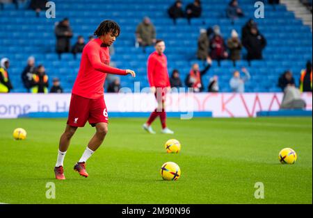 Trent Alexander-Arnold von Liverpool wärmt sich vor dem Spiel Brighton gegen Liverpool Premiership auf der Amex am 14. Januar 2023 auf Stockfoto