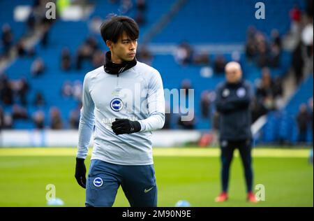 Kaoru Mitoma erwärmt sich vor dem Spiel Brighton gegen Liverpool Premiership auf der Amex am 14. Januar 2023 Stockfoto