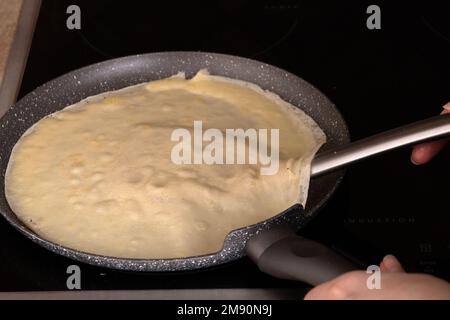 Fotozubereitung dünner runder Pfannkuchen auf dem Herd Stockfoto
