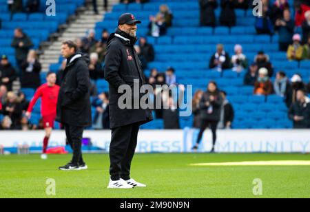 Jurgen Klopp, Manager von Liverpool, beobachtet das Warm-Up vor dem Spiel der Premier League zwischen Brighton und Liverpool auf der Amex am 14. Januar 2023 Stockfoto