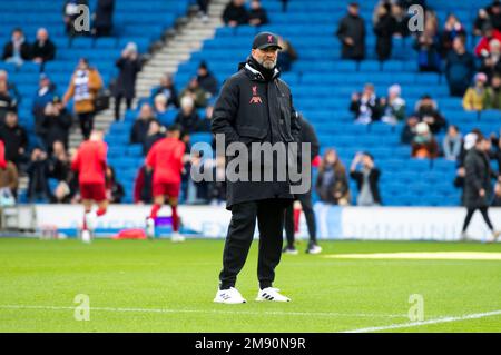 Jurgen Klopp, Manager von Liverpool, beobachtet das Warm-Up vor dem Spiel der Premier League zwischen Brighton und Liverpool auf der Amex am 14. Januar 2023 Stockfoto