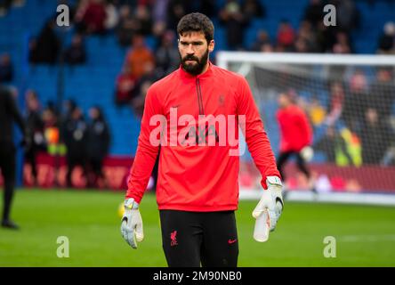 Liverpool Torwart Alisson Becker wärmt sich vor dem Spiel Brighton gegen Liverpool Premiership auf der Amex am 14. Januar 2023 auf Stockfoto