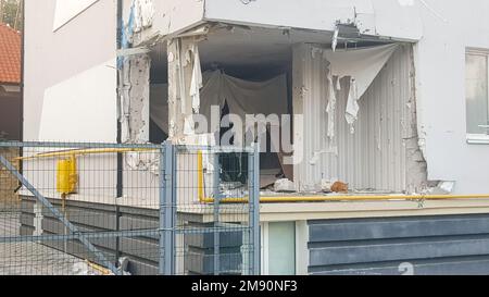 Beschädigte Wohnung in einem Hochhaus infolge des Bombenanschlags auf russische Artillerie. Wohngebiet. Krieg in der Ukraine. Folgen eines Bombenattentats Stockfoto