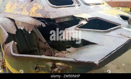 Russische Militärausrüstung zerstört, Panzerwagen zerstört. Krieg in der Ukraine. Fragment eines rostigen verbrannten Autos. Panzergepanzertes Personal im Salon Stockfoto