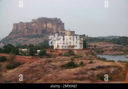 Tilt Shift Objektiv - Jaswant Thada ist ein kenotaph in Jodhpur befindet, im indischen Bundesstaat Rajasthan. Jaisalmer Fort, ist in der Stadt von Jaisalme gelegen Stockfoto